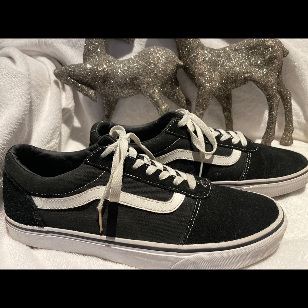 VANS OLD SCHOOL BLACK AND WHITE SIZE 10.5 - hardly used.. soles have no wear!